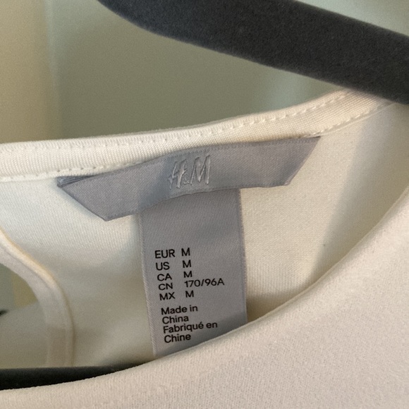 ⭐️ 3/$20 ⭐️ Very feminine key hole neckline blouse - Picture 4 of 5